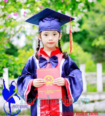 Áo tổng kết ra trường cho bé chụp ảnh